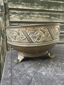 MACETA FLORAL DE COLECCIÓN DISEÑO ORNAMENTADO EN RELIEVE LATÓN JARDINERO CON PATAS - Imagen 1 de 8