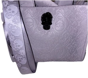 NUEVO CON ETIQUETAS Betsey Johnson Cartera Bolso Cartera Lila Calaveras Flores Huesos XOOLIVE - Imagen 1 de 6