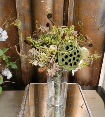 Ramo profesional de damas de honor para novias de seda botánico suculento helecho brotes  Foto 1 de 4