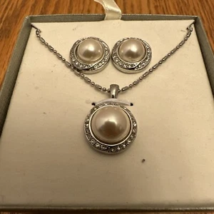 Conjunto de joyas de perlas con collar de circonitas cúbicas y pendientes de poste - Imagen 1 de 3