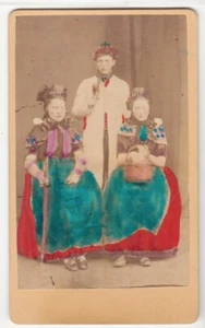 Frauen m. Mann in Schaumburg Lippe Tracht CDV Volkstracht coloriert ~1890 - Bild 1 von 2