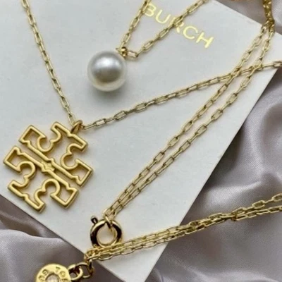 Novo Tory Burch Britten Tom Dourado Fio Duplo Camadas, Logotipo com Berloque de Pérola - Imagem 1 de 4