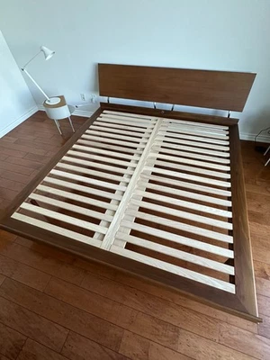 Cama Design Within Reach Nelson borde delgado, chapa, tamaño king Foto 1 de 3