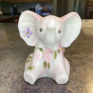 Fenton Sitting Elephant Lotus Mist Burmese Hand Painted Limited 2441 of 3500 - Bild 1 von 5