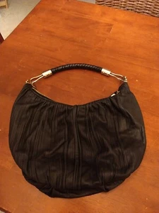 Cartera Michael Kors grande de cuero negro Scorpius plisada - Imagen 1 de 12