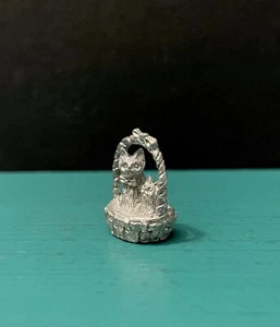 Mini estatuilla Spoontiques peltre gatitos gatos tejida cesta de Pascua diorama - Imagen 1 de 11
