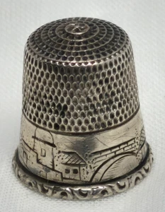 Antiguo dedal de plata esterlina de los hermanos Simons, ciudad grabada escénica, talla 7 - Imagen 1 de 7
