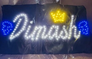 Dimash Kudaibergen striscione iscrizione incandescente collezione concerti + scheda fotografica - Foto 1 di 5