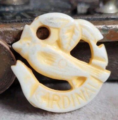 Vintage plástico amarillo CARDENAL BIRD chicle encanto premio joyería Foto 1 de 3