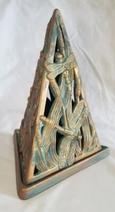 Candelabro de cerámica único con forma de pirámide de libélula 2009 - Imagen 1 de 14