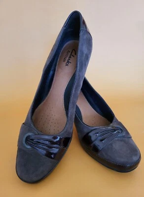 Zapatos de salón Clark's artesanales de gamuza marrón charol tacón bloque, talla 8,5 M, nunca usados Foto 1 de 4