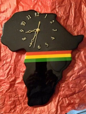 Relógio preto feito à mão no afiado da África com listras vermelho-ouro-verde - Imagem 1 de 2