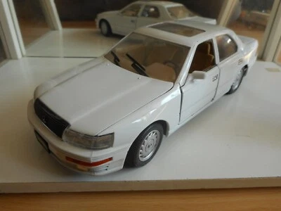 Road Tough Lexus LS 400 in WHITE ON 1:18 - Photo 1/2