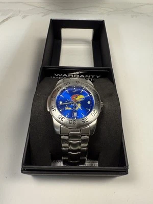 Reloj Kansas Jayhawks Hombre Acero Deportivo AnoChrome Licencia Oficial Foto 1 de 3