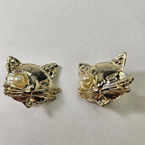 Vintage 2 Cat Kitty One Eyed Faux Pearl Gold Tone Lapel Pins Broochs - Picture 1 of 8