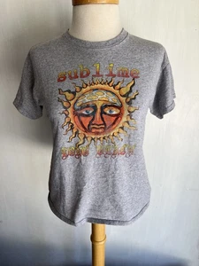 Camiseta cuadrada pequeña SUBLIME (2023) oficial para mujer con logotipo de sol Long Beach CA - Imagen 1 de 4