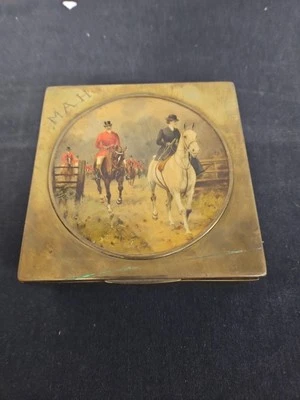 Escena de equitación inglesa mujer a caballo latón caja de baratija de cigarrillos grabada Foto 1 de 4