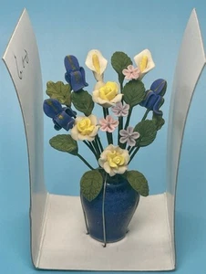 Jarrón azul ramo de flores artesanal miniatura para casa de muñecas - Imagen 1 de 7