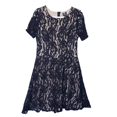 Mini vestido Bobeau feminino mistura de algodão tamanho médio preto creme floral manga curta - Imagem 1 de 4