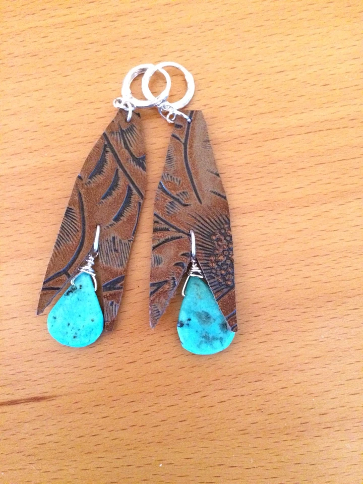 Pendientes Estilo Occidental Hechos a Mano con Turquesa y Cuero Marrón Tooled Foto 1 de 1
