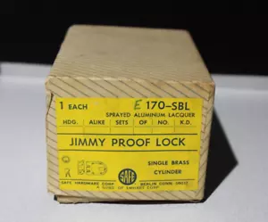 Bloqueo de cilindro de latón único vintage SAFE Jimmy a prueba con cerradura y llaves Russwin - Imagen 1 de 4