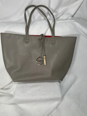 Bolso/cartera BCBG grande interior de cuero gris guijarro e interior rojo Foto 1 de 4