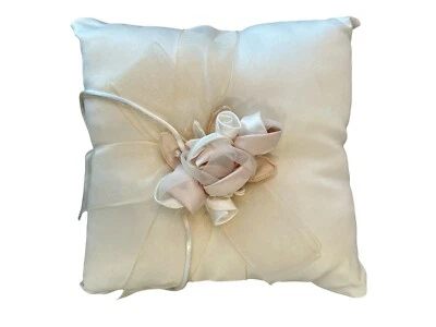 Almohada portadora de anillo de boda marfil con flores de color champán Beverly Clark Foto 1 de 3