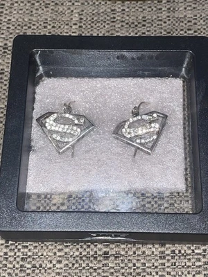 Par de (PENDIENTES SUPERMAN) Plata de Ley con Incrustación de Diamantes Símbolo Superman S Foto 1 de 2
