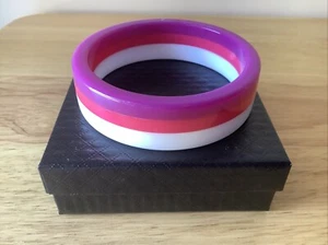 Vintage Armreif Armband Acryl lila rosa weiß Streifen geschichtet 7 cm - Bild 1 von 14