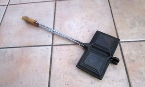 Vintage Jaffle Maker Pressure Toaster - Double Cast Iron Wooden Handles - Picture 1 of 4