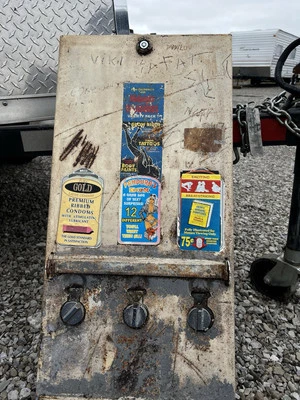 MÁQUINA EXPENDEDORA DE CONDONES NOVEDAD VINTAGE PREVIAMENTE RESTAURADA Foto 1 de 4