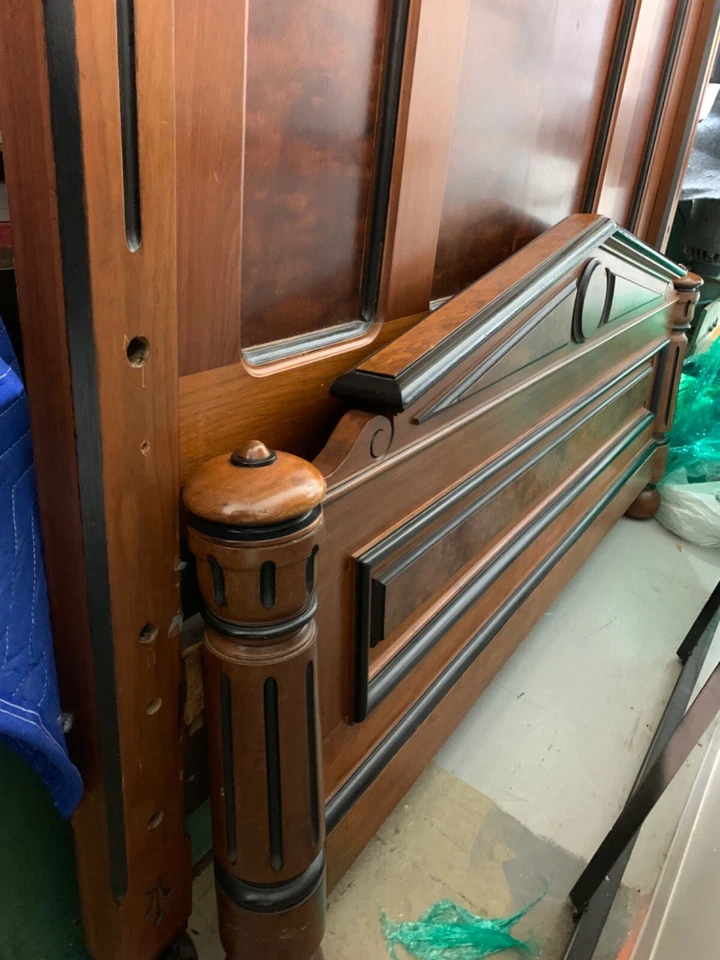 Antigua cama Queen Foto 1 de 4