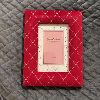 Marco de fotos de terciopelo rojo Juicy Couture 4x6 patrón de diamantes brillantes de Navidad Foto 1 de 4