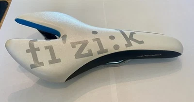 Sillín de bicicleta ligero Fizik Ardea con rieles de magnesio - blanco Foto 1 de 4