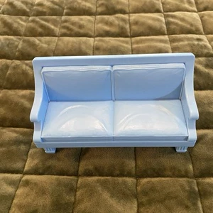 Sofá sofá azul para casa de muñecas Fisher Price Loving Family muebles de sala - Imagen 1 de 6