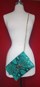 Rashedah Emerald Green Python Clutch Crossbody Bag With Gold Chain - Foto 1 di 10