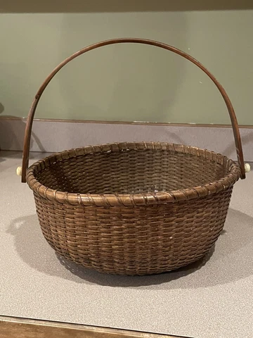 Vintage Nantucket Style Basket With Wooden Swing Handle 10 3/4” Diameter 4 1/2”T Cover