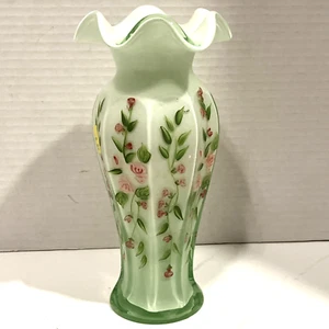 Vaso Fenton senza marchio con custodia vetro latte verde floreale increspato dipinto a mano 8" - Foto 1 di 6