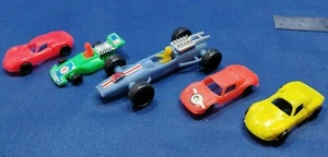 5 coches de carreras de juguete vintage años 70 de plástico en algunos de ellos escritos Hong Kong - Imagen 1 de 11