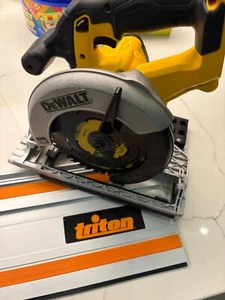 DEWALT Säge DCS391 / DCS565 Adapterfuß / Kufenplatte für Triton Führungsschiene - Bild 1 von 9