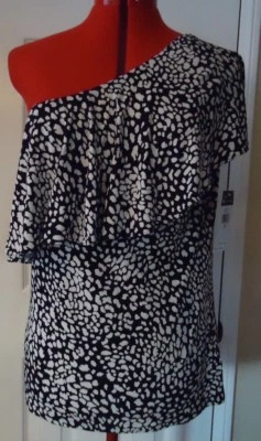 Blusa Top Chaps Negra Crema Un Hombro Volantes Talla Mediana Nueva con Etiquetas $49 Foto 1 de 4