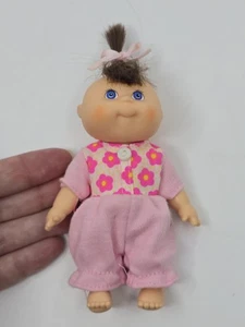 Vintage 1995 Mini Cabbage Patch Doll 4.5" Hard Body Blue Eyes Brown Pink Outfit - Picture 1 of 3