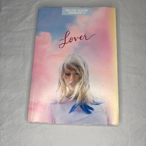 TAYLOR SWIFT LOVER Deluxe Album Versione 3 SOLO DIARIO - CD non incluso - Foto 1 di 3