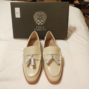 Neu im Karton Damengröße 6,5 Vince Camuto Penny-Loafer (cremefarben mit Quasten) - Bild 1 von 9