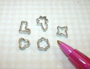 Cortadores de galletas de metal en miniatura - (Juego B) - CASA DE MUÑECAS miniaturas escala 1:12 - Imagen 1 de 1