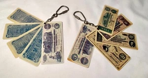 Vintage Set di 2 Portachiavi Stato Confederato America Plastica Money Made in Taiwan - Foto 1 di 6