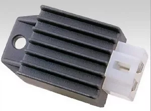 12v 4-Pin Voltage Regulator Rectifier Chinese GY6 Scooter 50cc 150cc Taotao Sunl - Foto 1 di 2