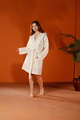 Albornoz de algodón a cuadros amarillo rosa con capucha para mujer - patrón a cuadros con textura de gofre Foto 1 de 4