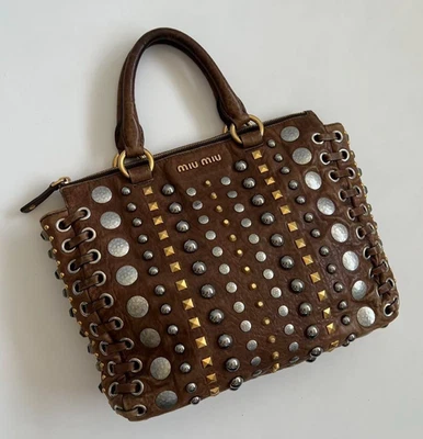 Bolso de Mano Miu Miu Archive Toto Tachuelas Doradas y Plateadas Cuero Marrón De Colección Y2K Foto 1 de 4
