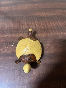 Tortuga de madera tallada a mano con grabado - Imagen 1 de 3